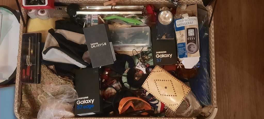 Stara walizka pełna różnych przedmiotów 2