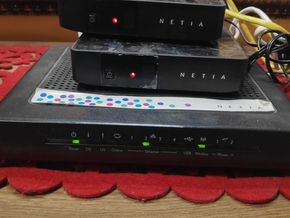 Netia router TC7200, dwa dekodery N7700, zasilacze i pilot oryginalny