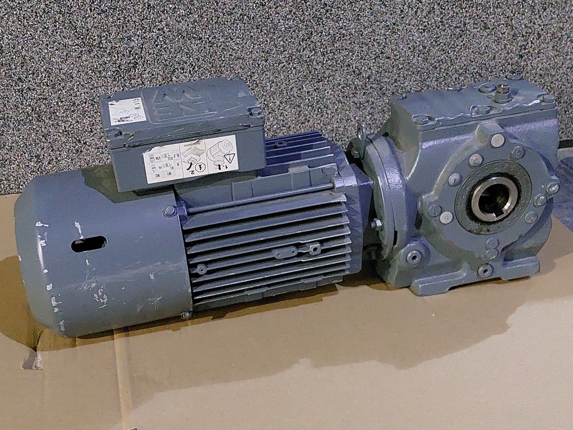 Motoreduktor kątowy 0.75kw.  371obr. z hamulcem.  SEW