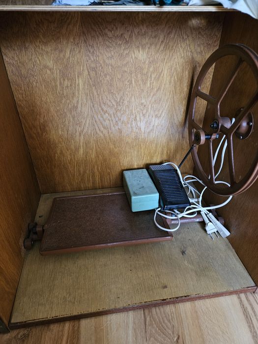 Maszyna do szycia z szafką Łucznik elektryczna
