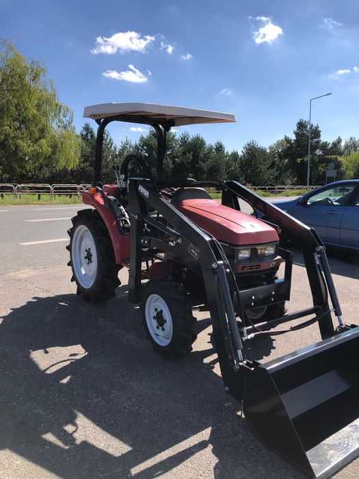 Traktorek Mitsubishi MT200 z ładowaczem czołowym 20KM 4x4