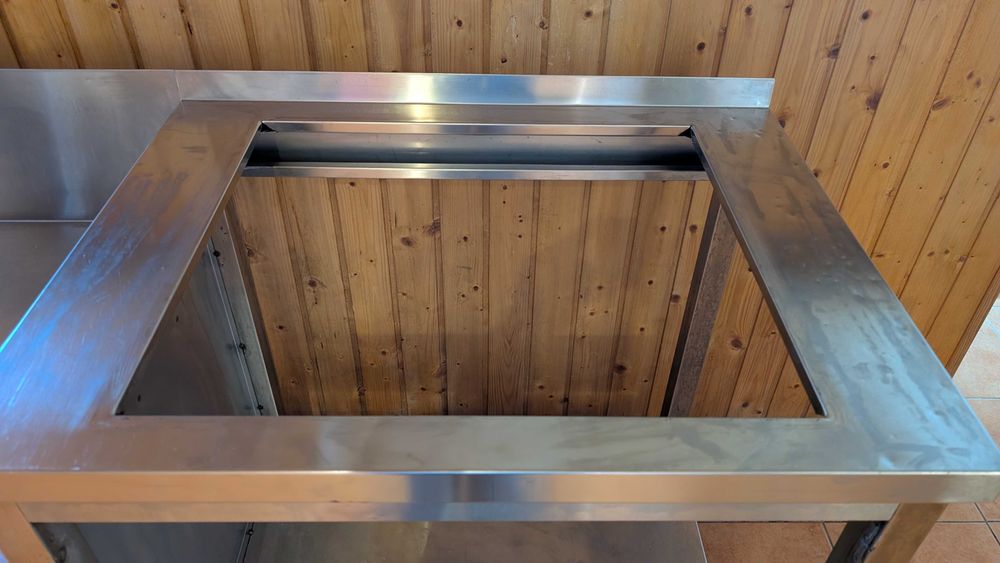 Bancada de Inox com dois patamares e abertura para fogão.