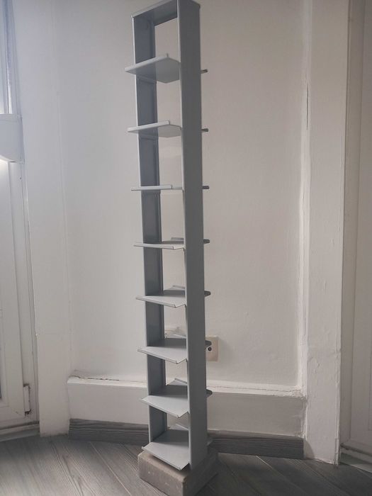 Torres para CDs em metal e base em betão (IKEA)