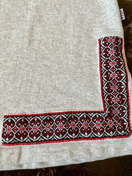 Сорочка сукня вишиванка 134-140 сіра з червоним орнаментом