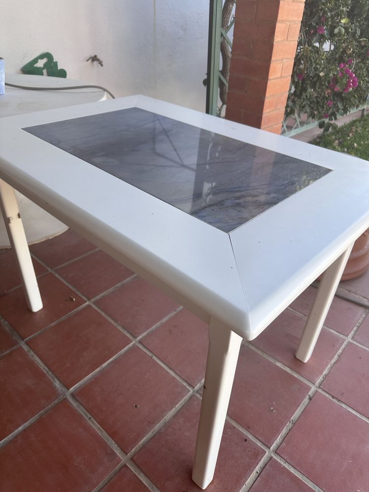 Mesa de cozinha com granito