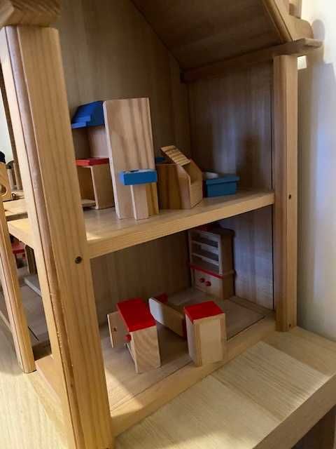 Duży drewniany domek dla lalek