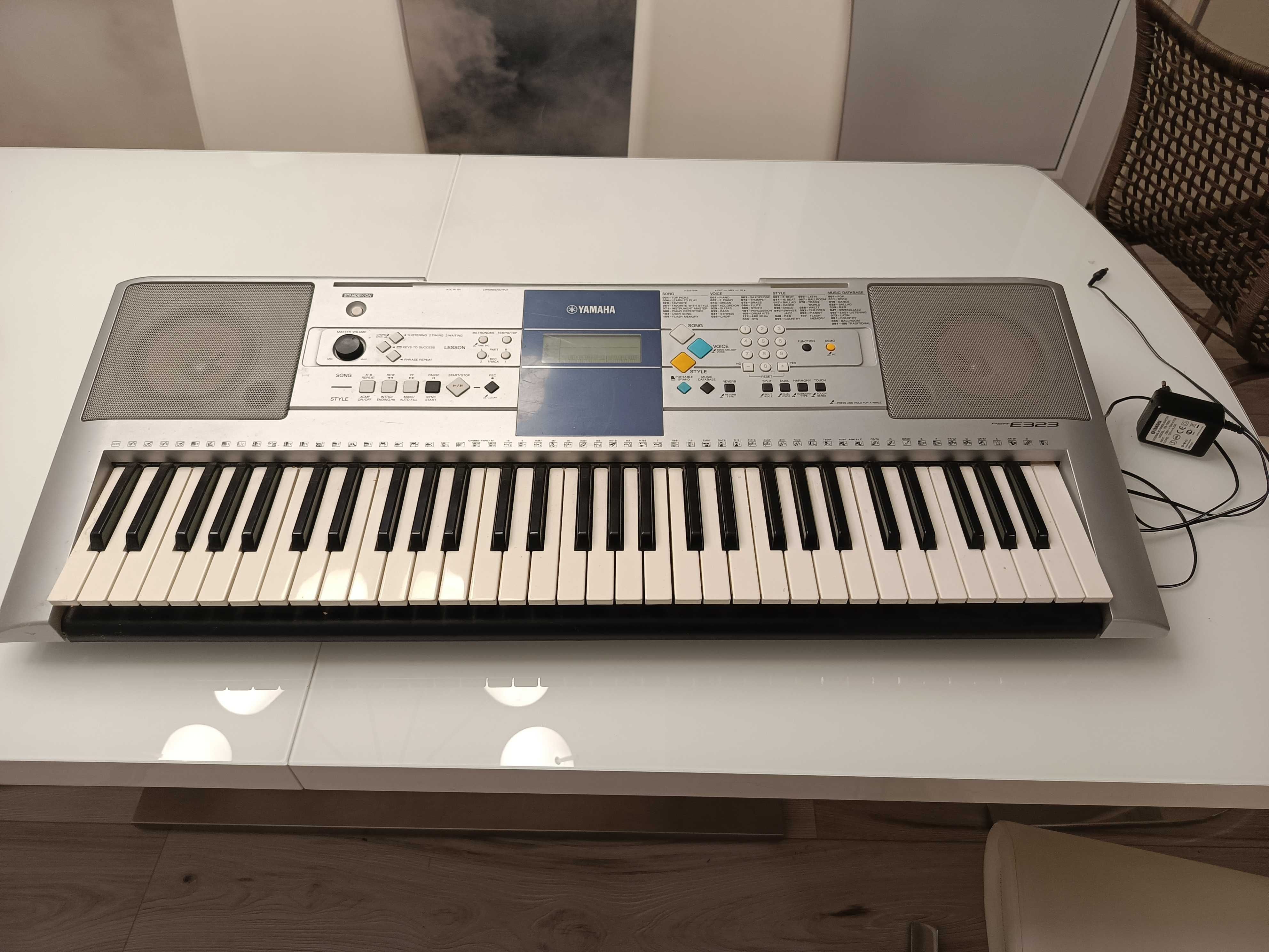 Yamaha psr-e323 komplet prawie jak nowka