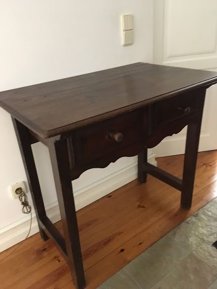 Mesa em castanho