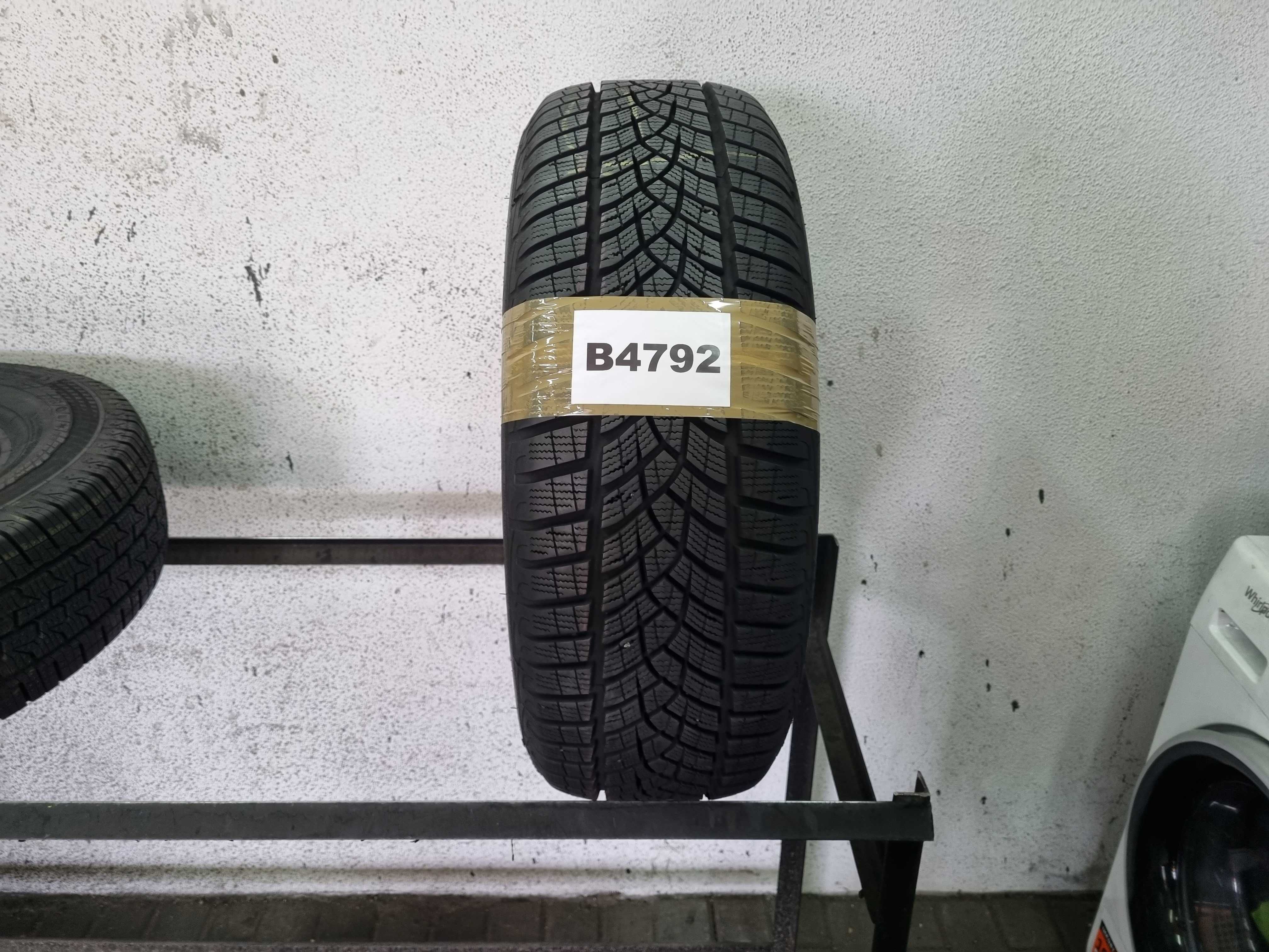 215/60/16 99H Goodyear UltraGripPerformance + D.3622