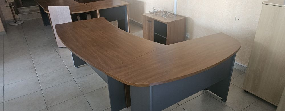 Secretaria de canto em castanho cor mel