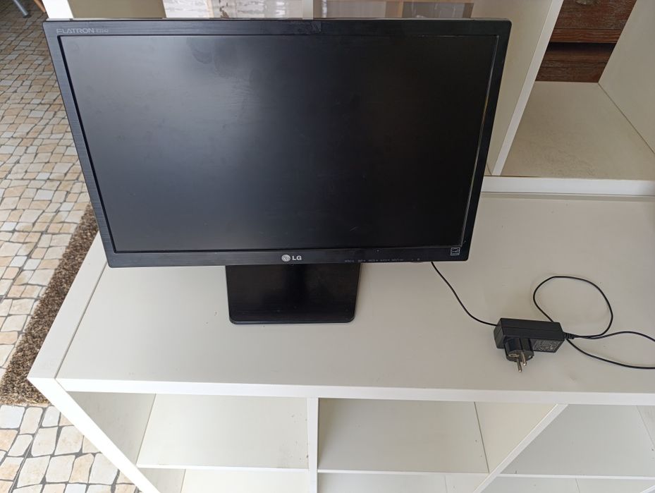 Monitor LG Flatron 22" com avaria