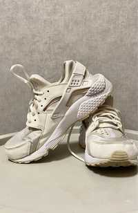 Кросівки жіночі Nike air Huarache білі