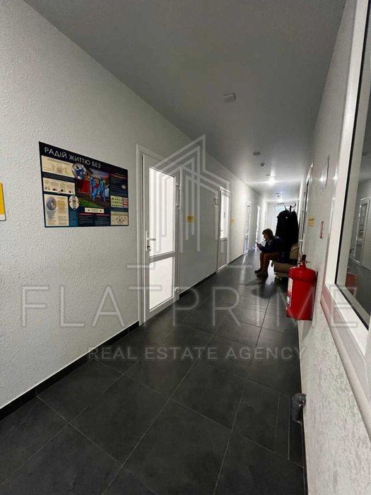 Без% Фасад торгове комерційне приміщення будівля з орендарем