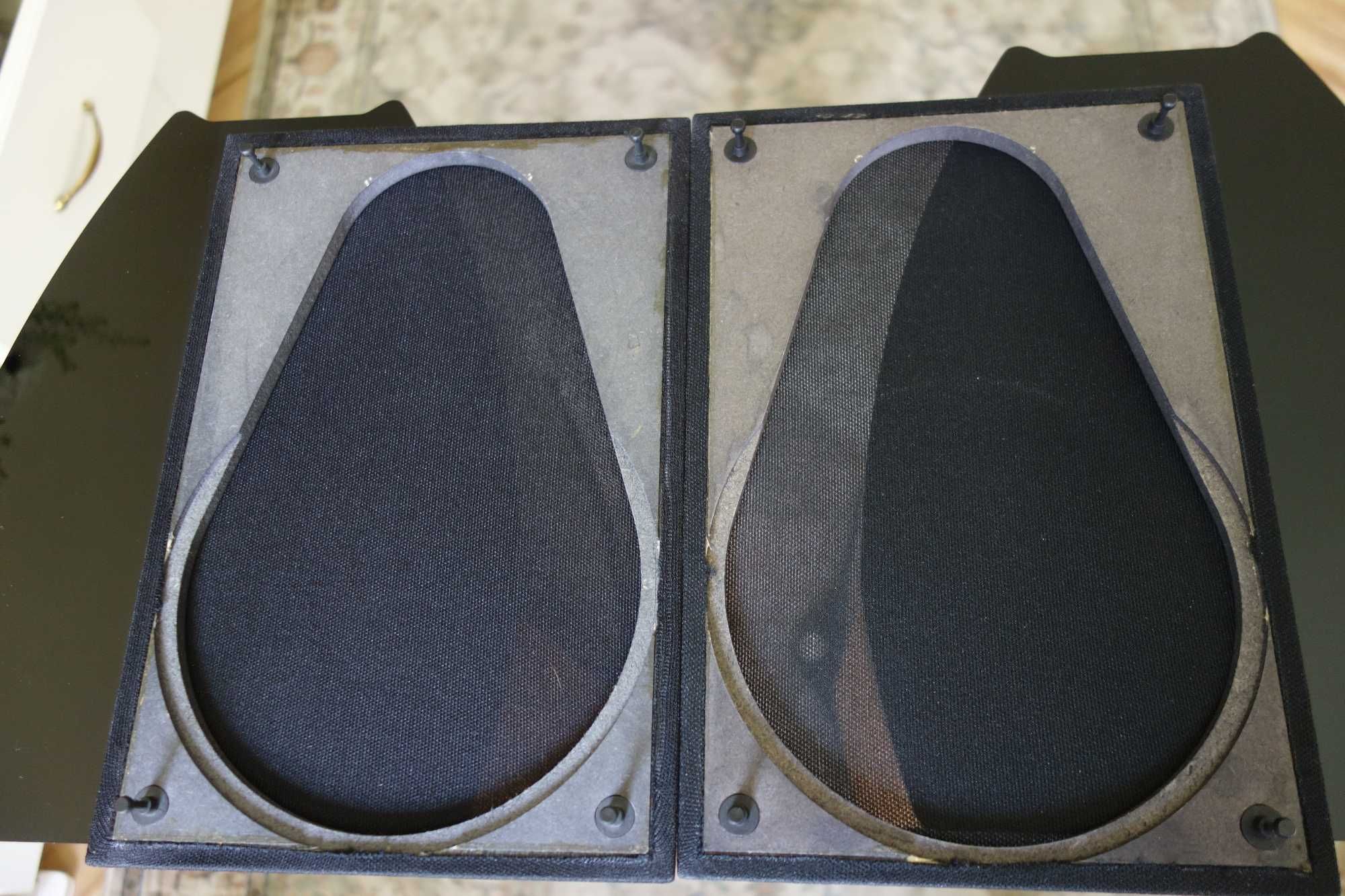 WILSON BENESCH ARC _ kolumny podstawkowe z fabrycznymi standami