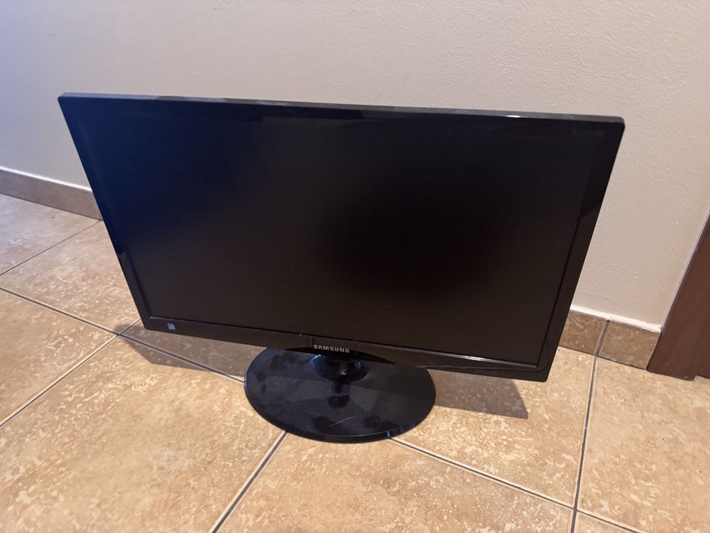 DWA Telewizory Samsung 32 cale Led i LCD Plus Monitor Samsung