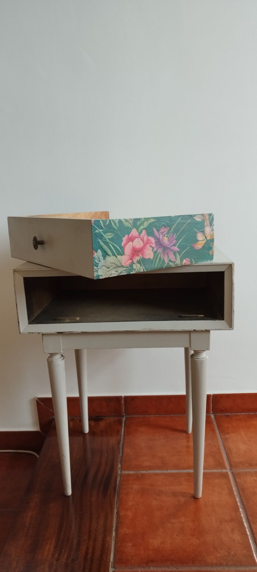 Mesa de apoio cinzenta