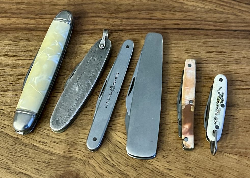 Zestaw małych scyzoryków