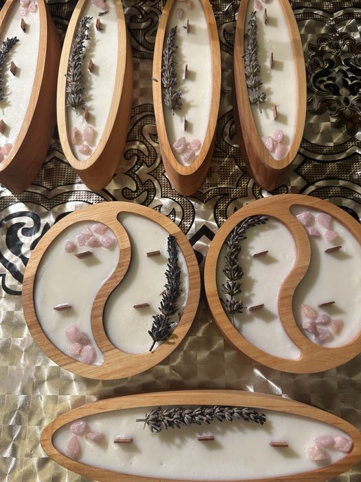 Свічка в дерев‘яному кашпо з натурального воску  з дерев‘яним гнітом