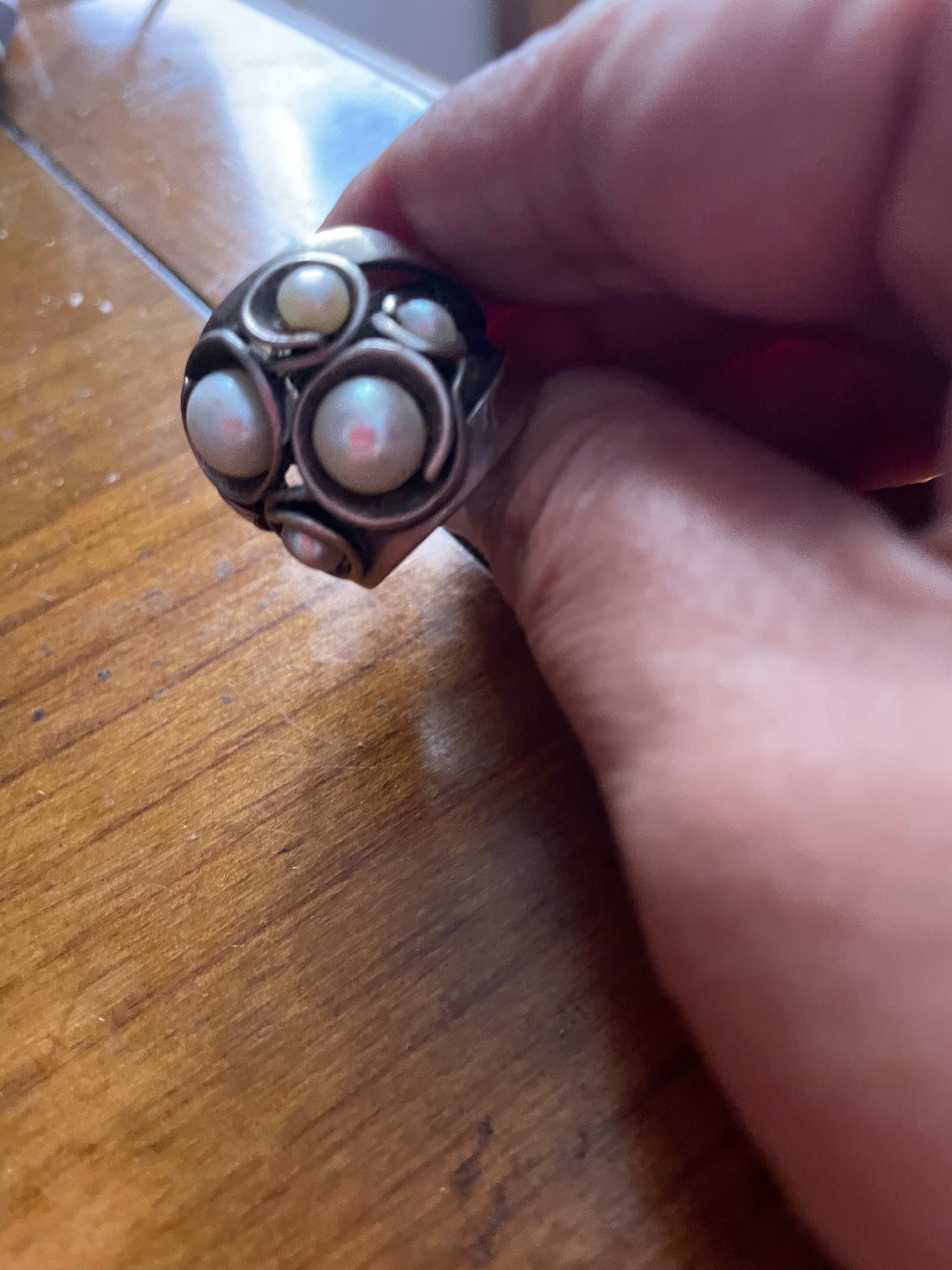 Anel ( jóia de valor com pérolas )