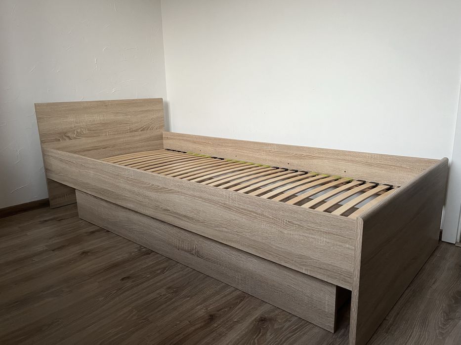 Drewniane łóżko BRW