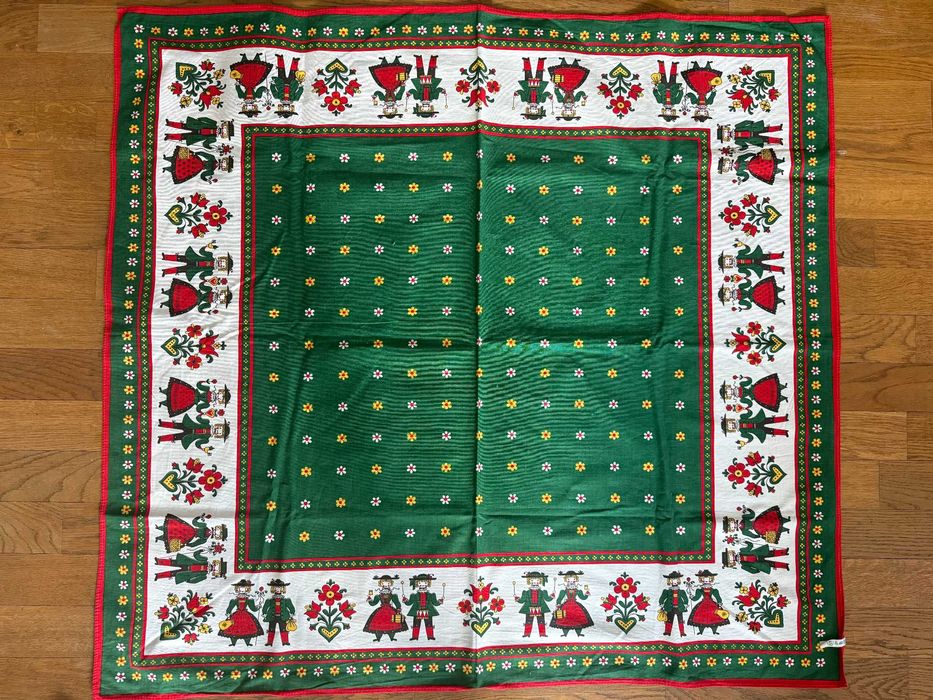 Komplet obrus i 4 serwetki – folklor, 100% bawełna (Kolf, Włochy)
