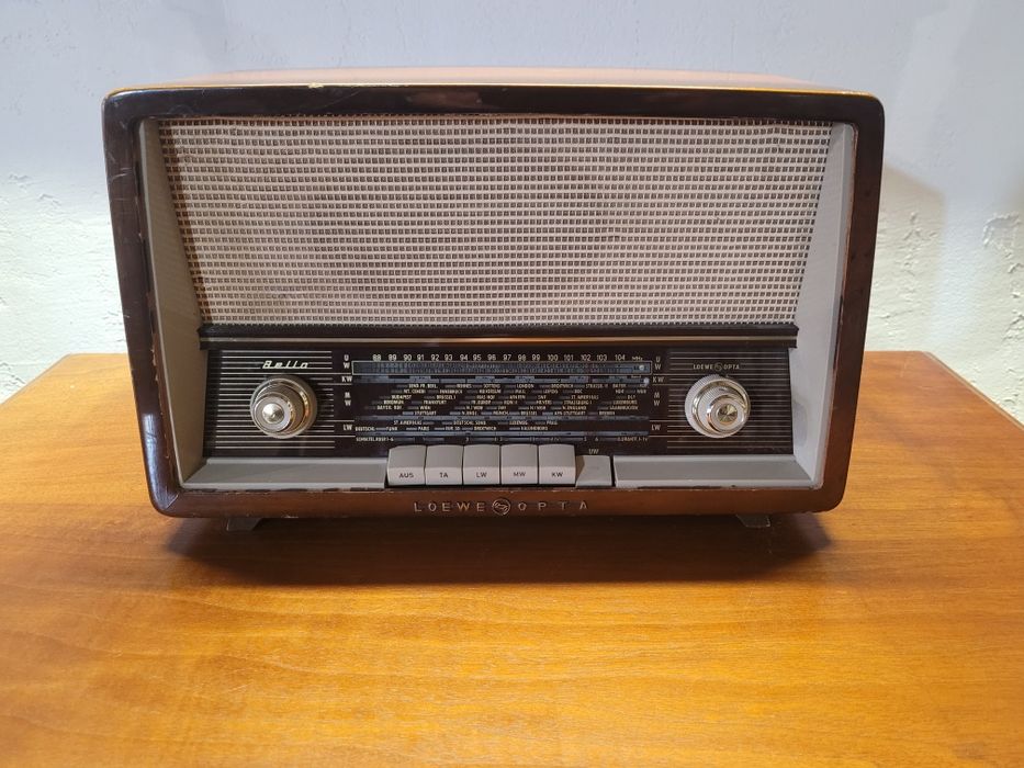Radio lampowe marki Loewe Opta typ 42011
