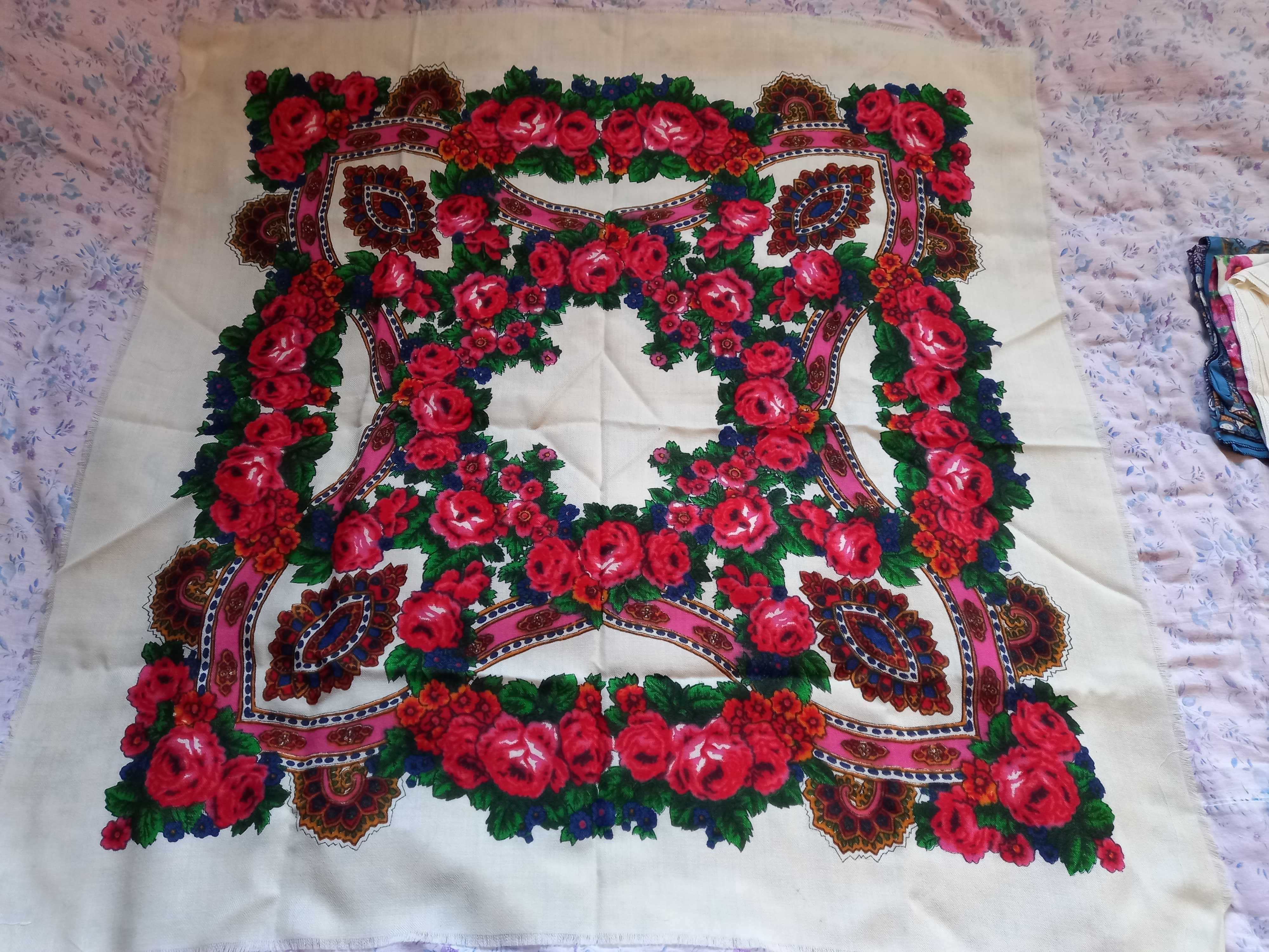 Яркий платок новый