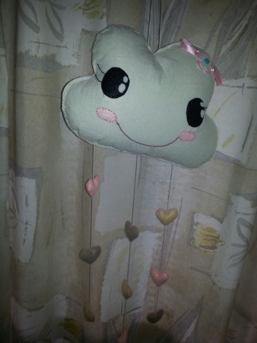 Almofada com pendente de corações para quarto de bebé