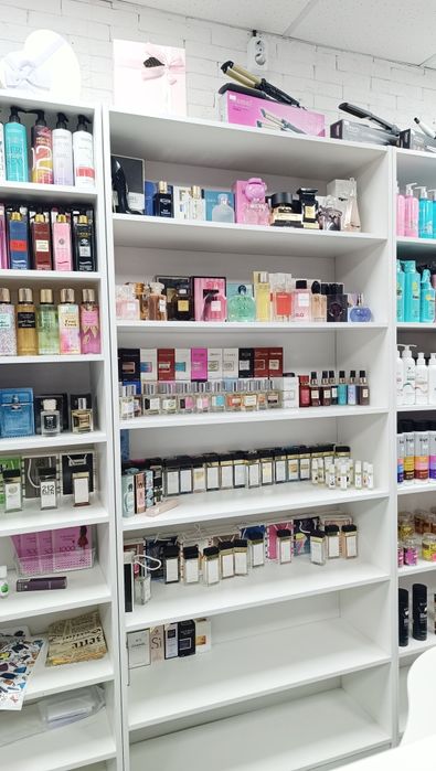 Витрины, стеллажи, ресепшн, примерочная