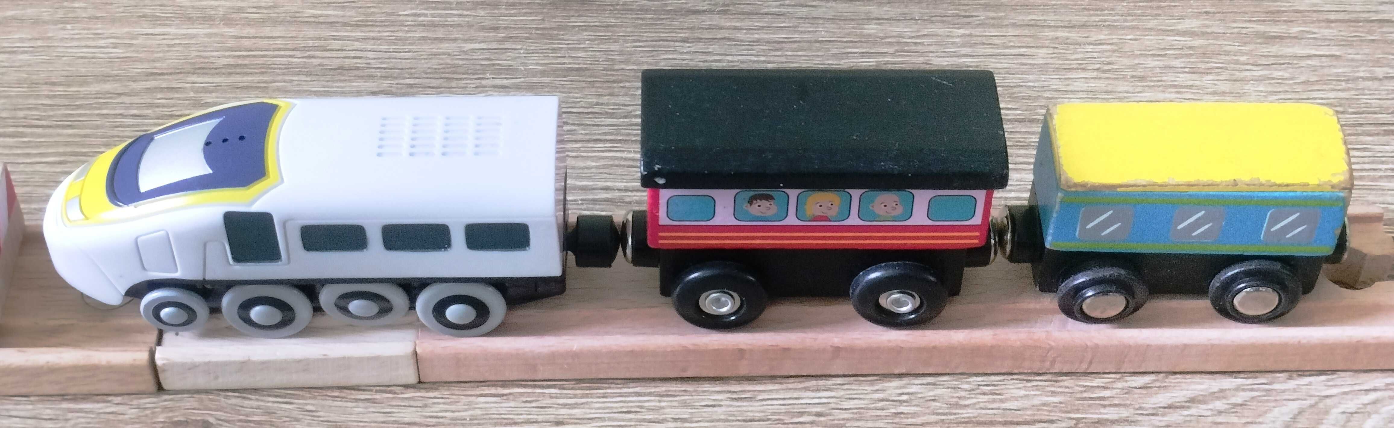 Lokomotywa Maxim z 2 wagonami do torów drewnianych