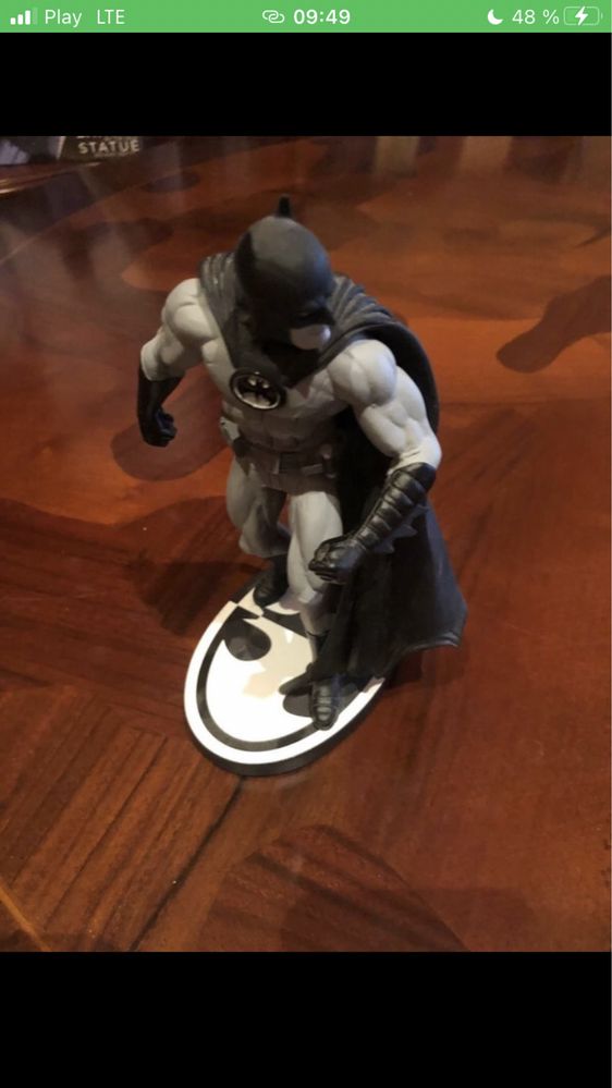 Batman Black and White Statue Gary Frank