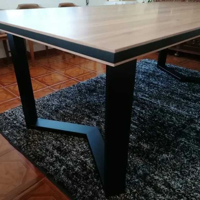 Mesa de jantar com tampo em melamina