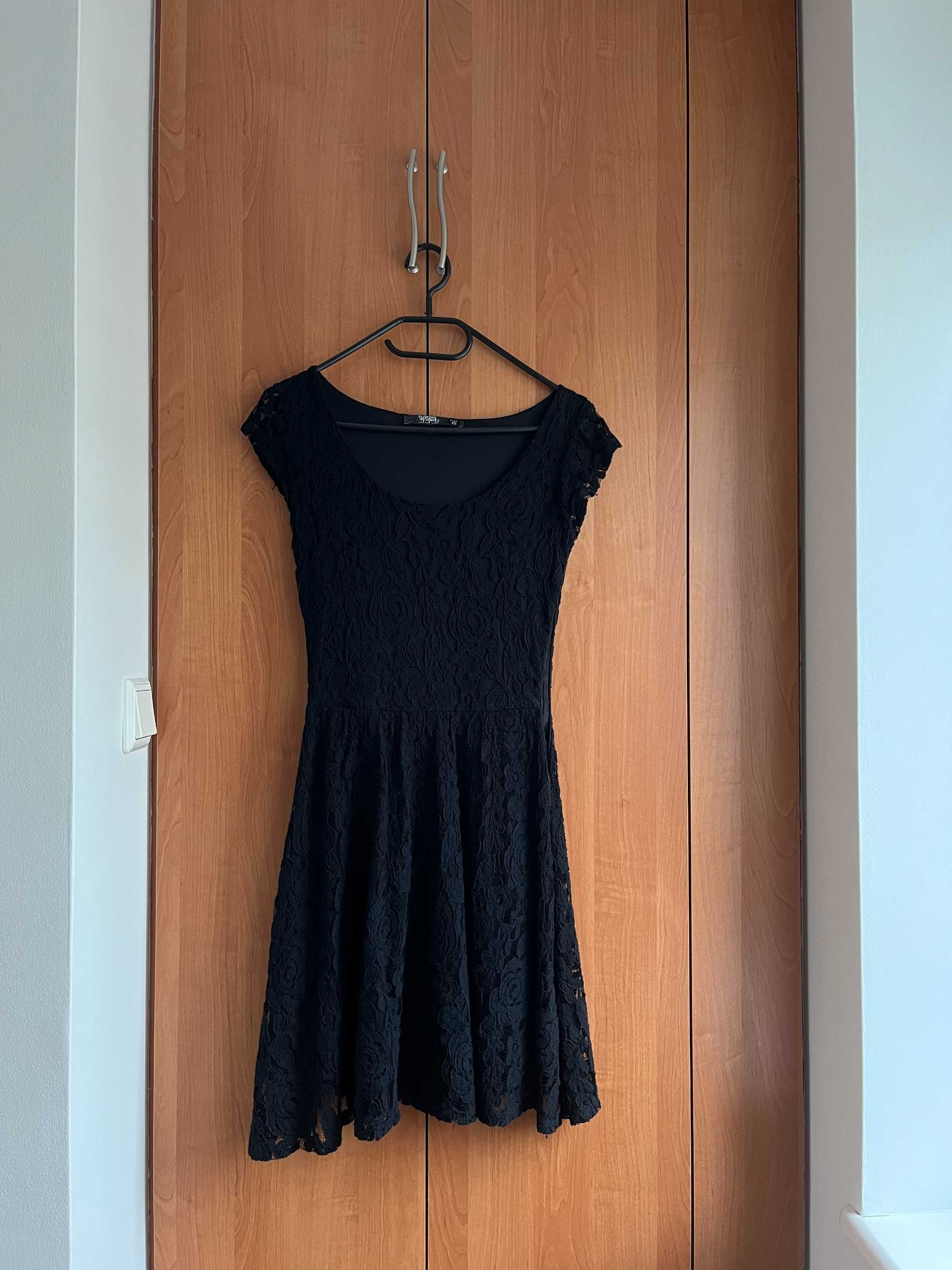 Sukienka rozkloszowana koronkowa czarna Reserved 34 XS