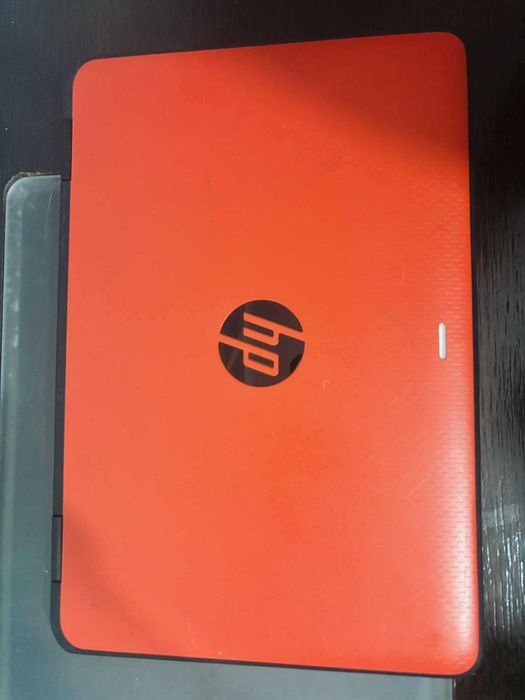 Laptop HP ProBook x360 z ekranem dotykowym.