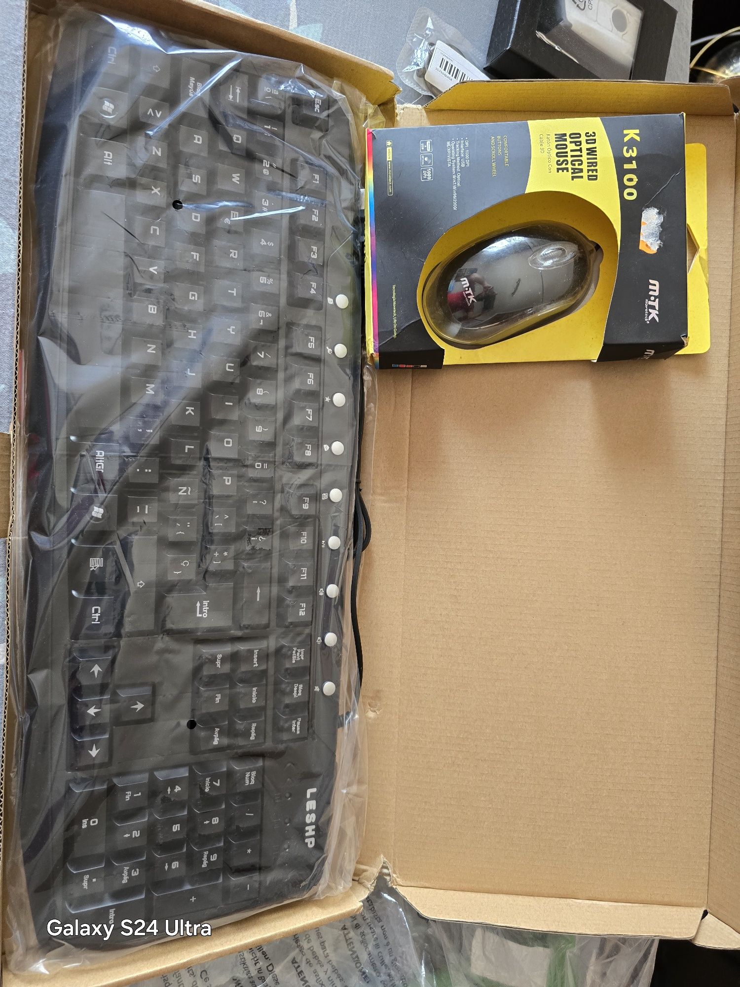 Rato e teclado com fios