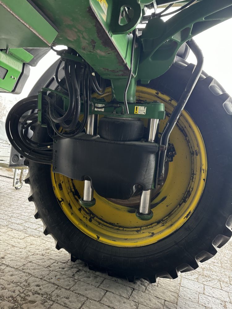 Самохідний обприскувач John Deere R4030