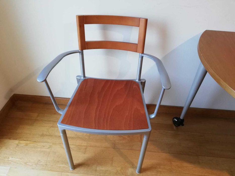 Mesa em madeira  com  3 cadeiras