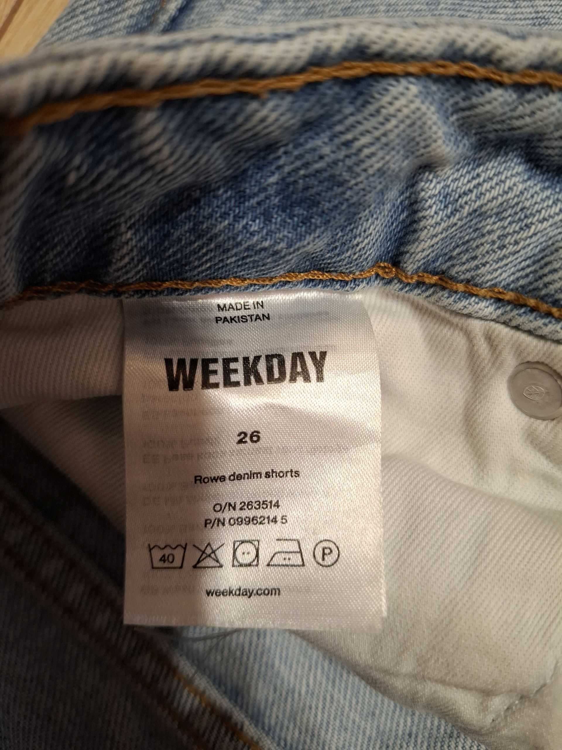 Damskie krótkie spodenki jeansowe WEEKDAY w rozmiarze 32!