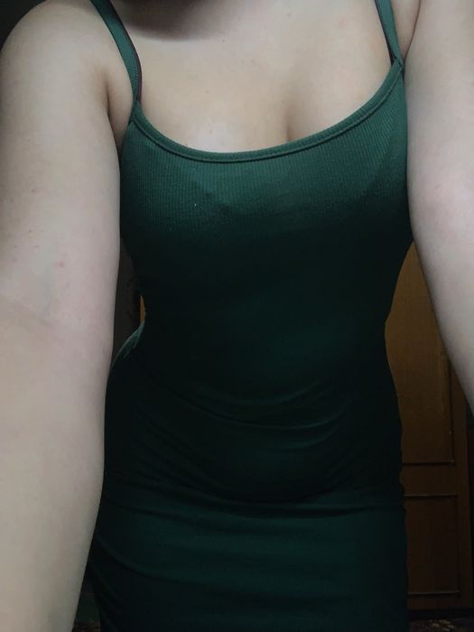 Сукня зеленого кольору зі стяжками по бокам