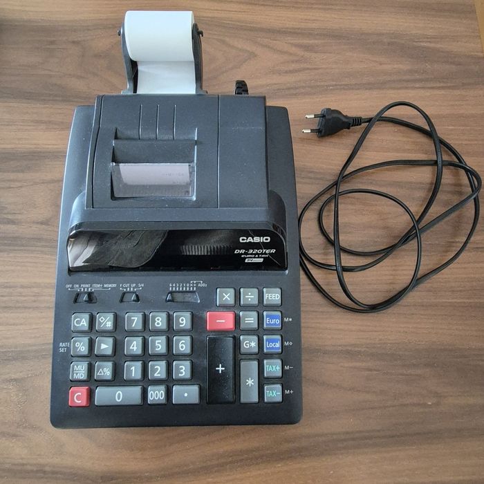 Máquina calculadora Casio com fio