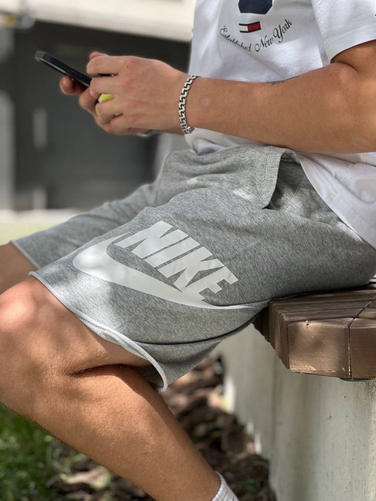 Чоловічі шорти nike alumni club,nike big swoosh tech pack