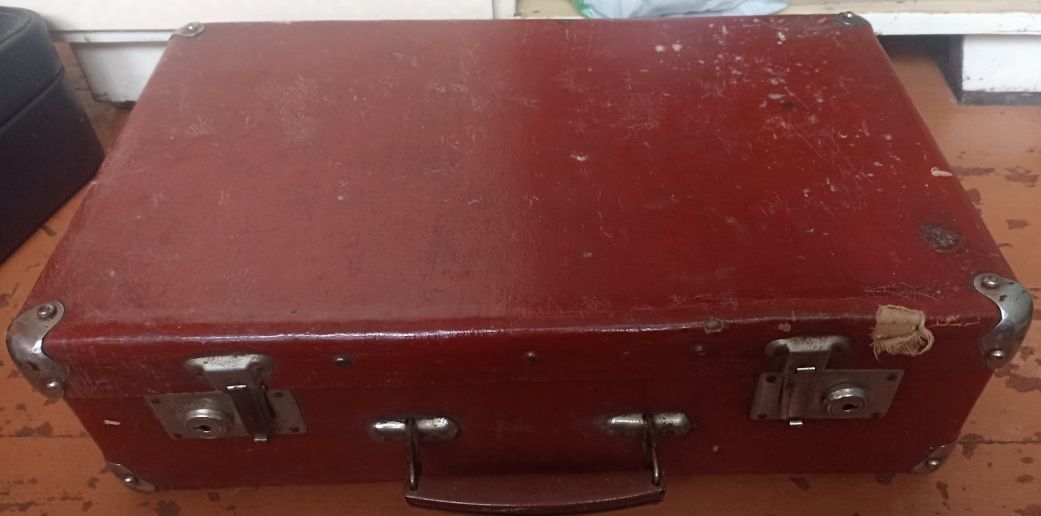 Старый чемодан красный