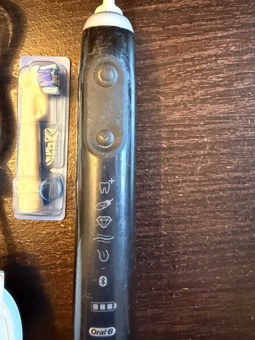 Szczoteczka Oral-B Genius + ładowarka + końcówka