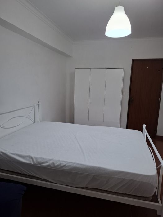 Aluga-se  quarto em Rio de  Mouro