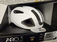 Oakley aro3 mips boa M kask