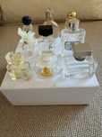 Conjunto de miniaturas de frascos de perfume vazias