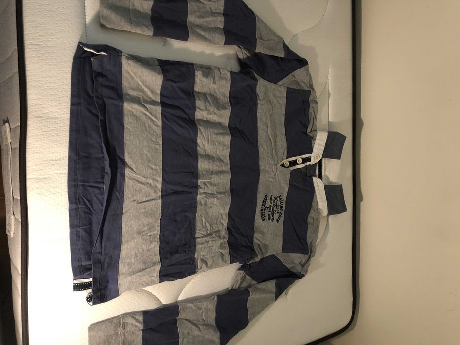 Polo azul e cinzento