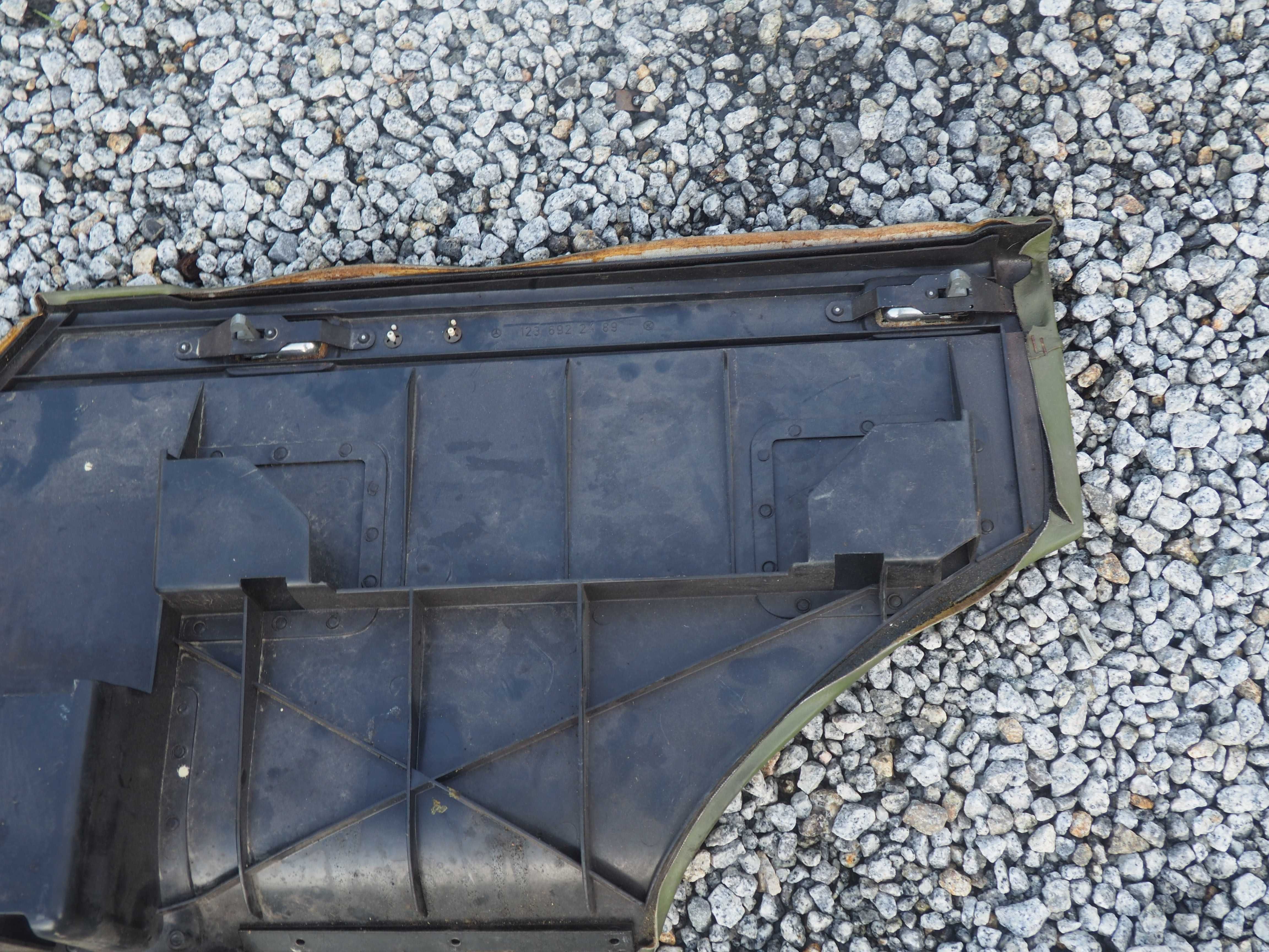 Osłona boczna bagażnika apteczki mercedes w123 kombi