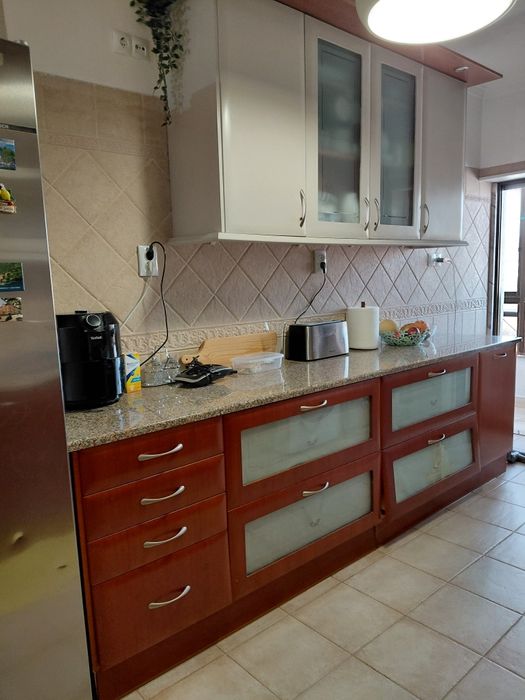 Armários de cozinha + bancada de pedra