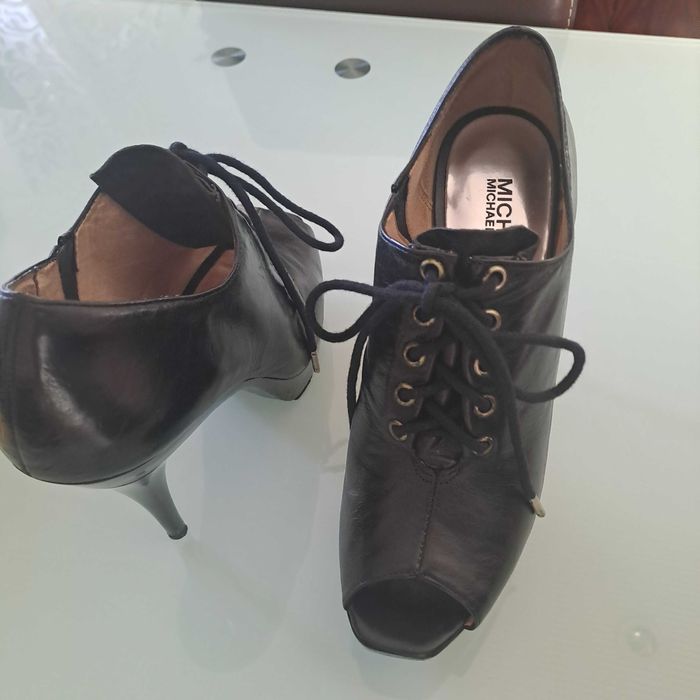 Sapatos em PELE, da Michael KORS